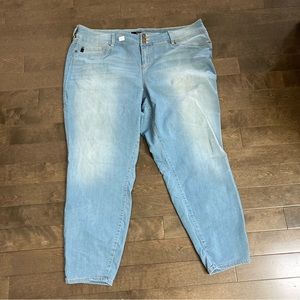 Torrid Size 28T High Waist Light Wash Denim Blue with 3 Buttons Inseam 31 Inches
